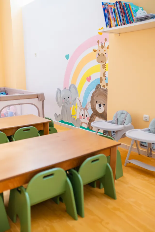 Αίθουσα δραστηριοτήτων με κιθάρα και ζωγραφισμένο ουράνιο τόξο