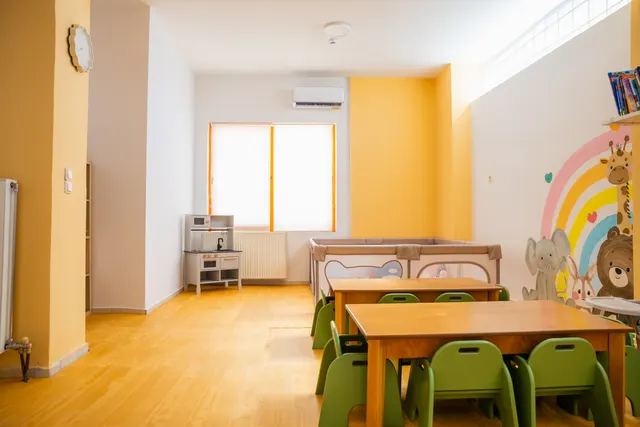 Αίθουσα με σημαιάκια, παπάκι στην πόρτα και αλογάκι κούνια